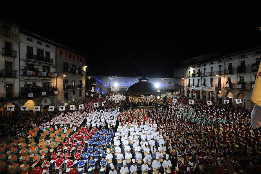 Azpeitia vuelve a unirse en la fiesta de San Sebastián donde los tambores suenan a un mismo tiempo y llenan de colorido la localidad.