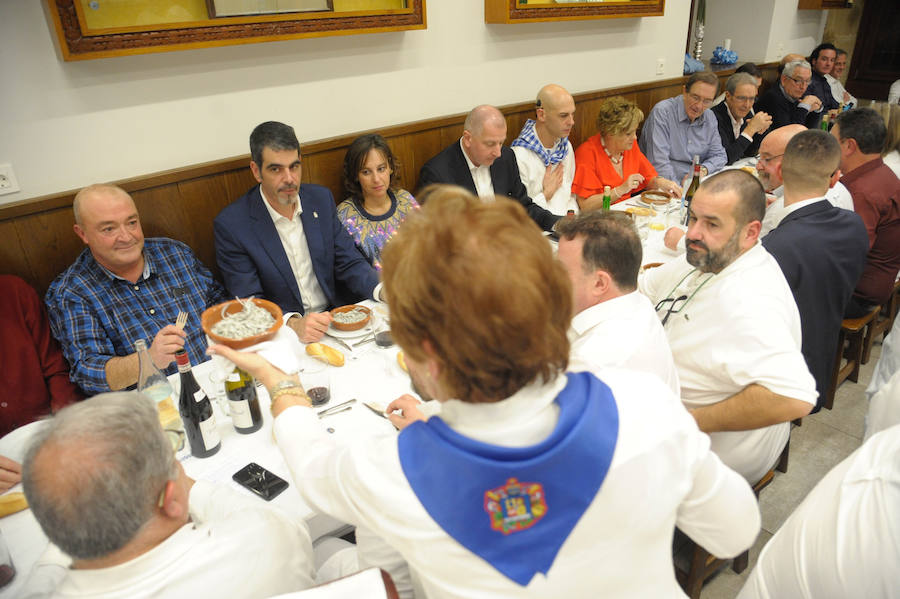 Un año más las sociedades de San Sebastián se han llenado de buen ambiente y mejor gastronomía en la víspera de su día grande y con un gran protagonista, Richard Oribe, Tambor de Oro 2018.