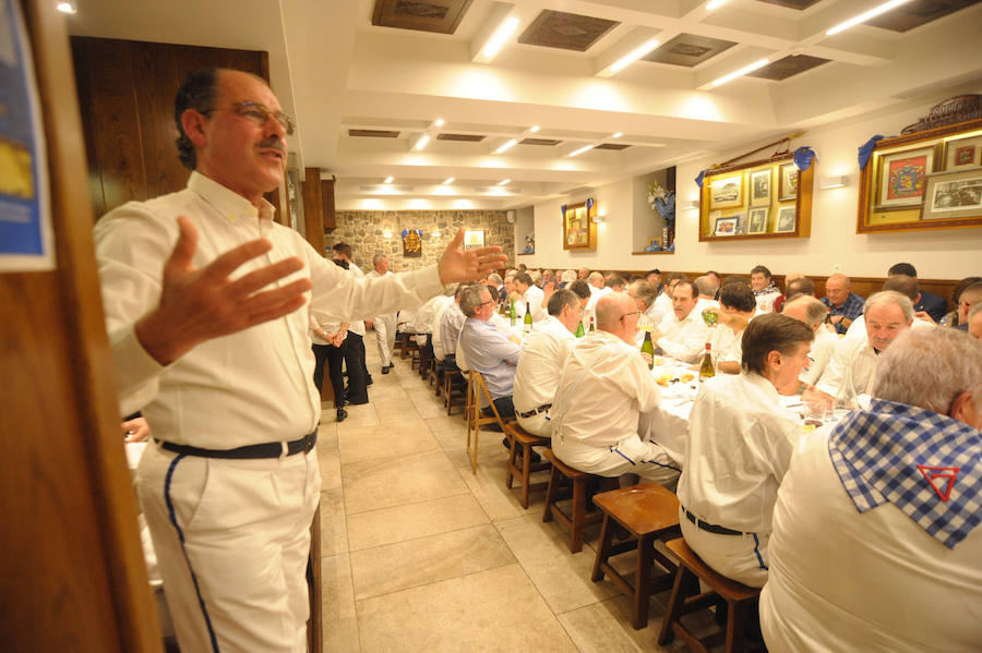 Un año más las sociedades de San Sebastián se han llenado de buen ambiente y mejor gastronomía en la víspera de su día grande y con un gran protagonista, Richard Oribe, Tambor de Oro 2018.