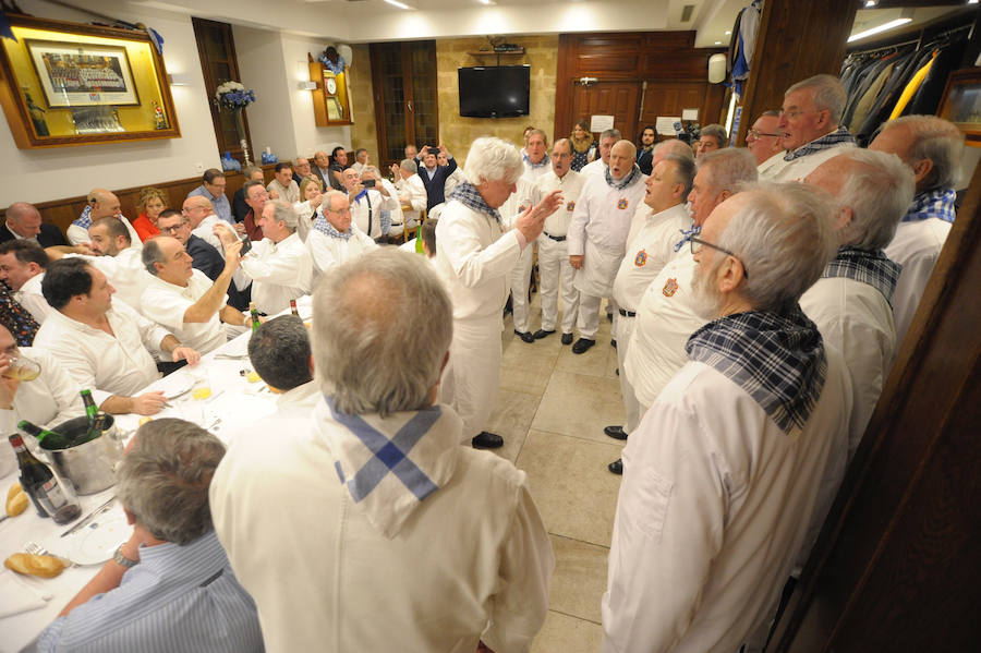 Un año más las sociedades de San Sebastián se han llenado de buen ambiente y mejor gastronomía en la víspera de su día grande y con un gran protagonista, Richard Oribe, Tambor de Oro 2018.