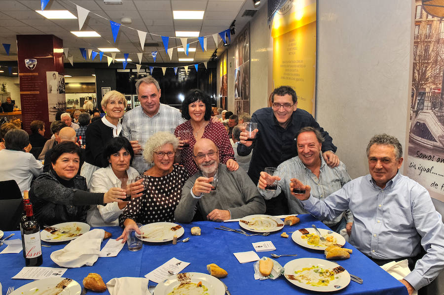 Un año más las sociedades de San Sebastián se han llenado de buen ambiente y mejor gastronomía en la víspera de su día grande y con un gran protagonista, Richard Oribe, Tambor de Oro 2018.