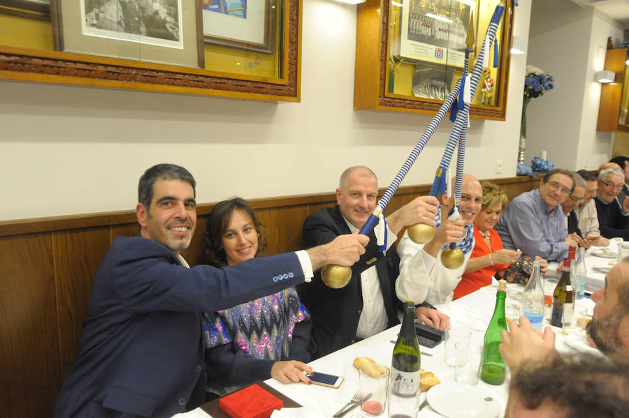 Un año más las sociedades de San Sebastián se han llenado de buen ambiente y mejor gastronomía en la víspera de su día grande y con un gran protagonista, Richard Oribe, Tambor de Oro 2018.