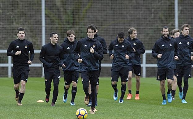 Los jugadores de la Real han entrenado este viernes en 
