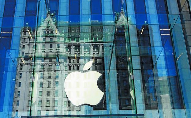 El logo de Apple en su tienda de la Quinta avenida de Nueva York.