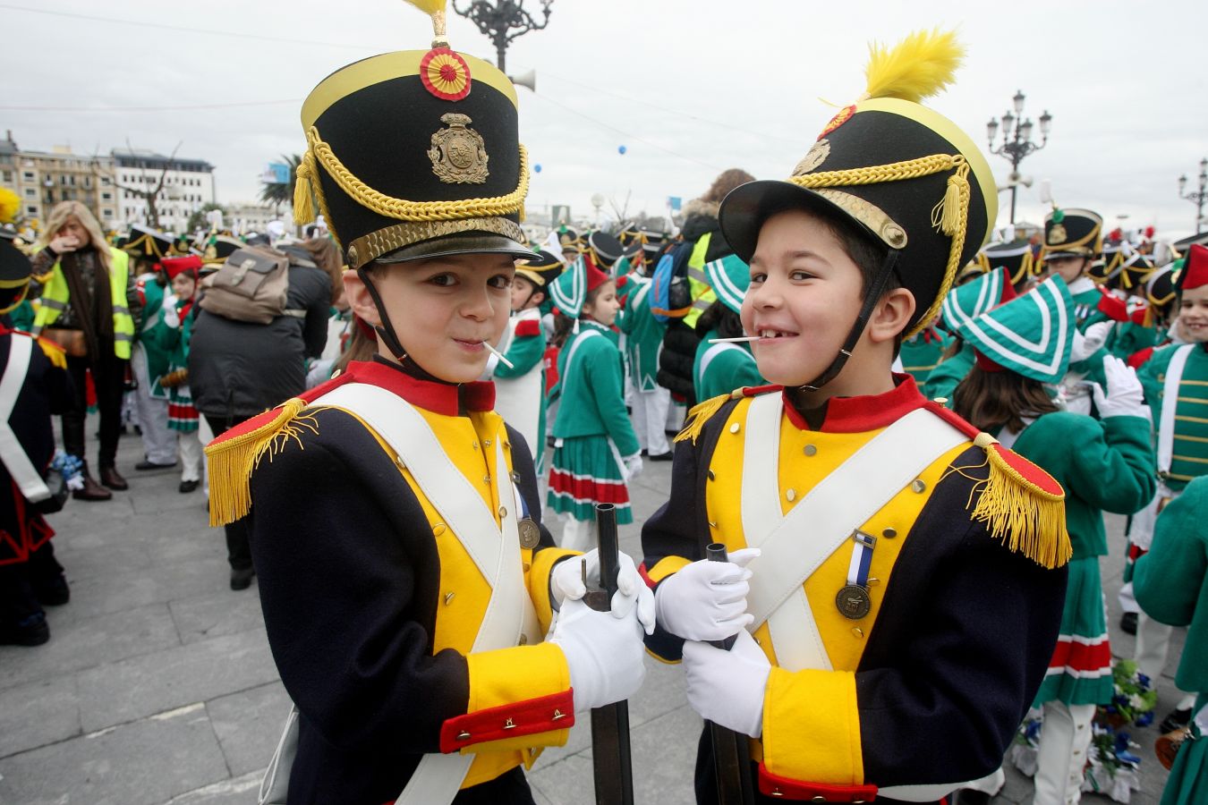 Casi 5.000 niños han desfilado por el centro de San Sebastián al son de la música de Sarriegui