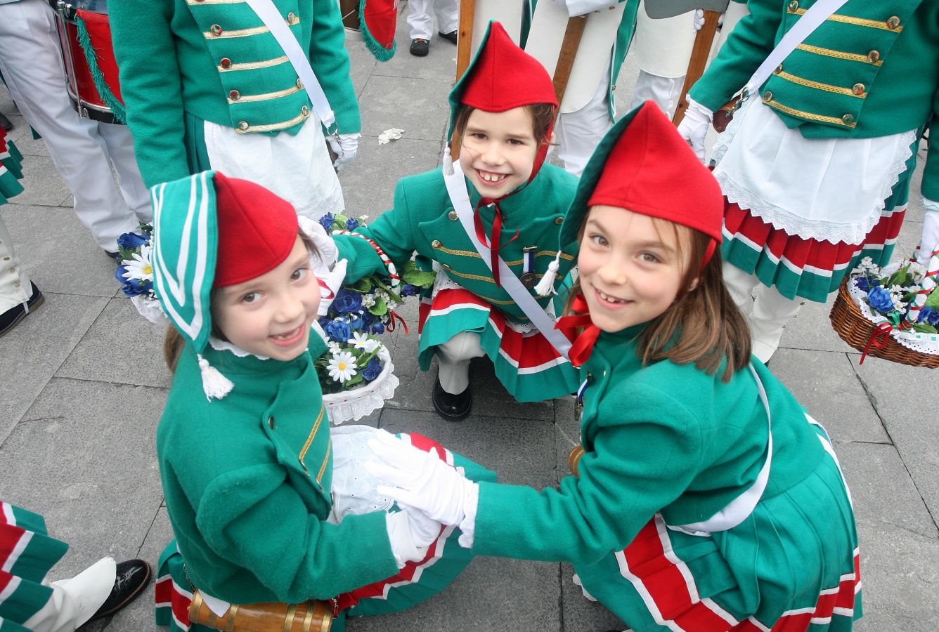Casi 5.000 niños han desfilado por el centro de San Sebastián al son de la música de Sarriegui
