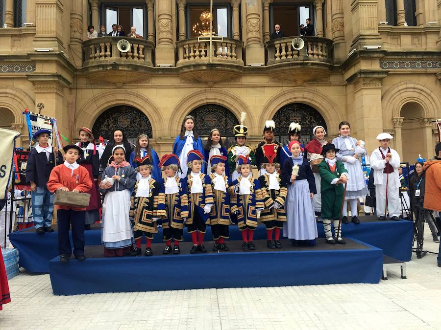 Casi 5.000 niños han desfilado por el centro de San Sebastián al son de la música de Sarriegui