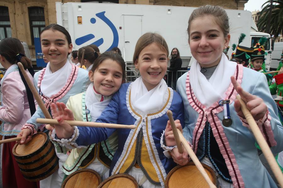 Casi 5.000 niños han desfilado por el centro de San Sebastián al son de la música de Sarriegui