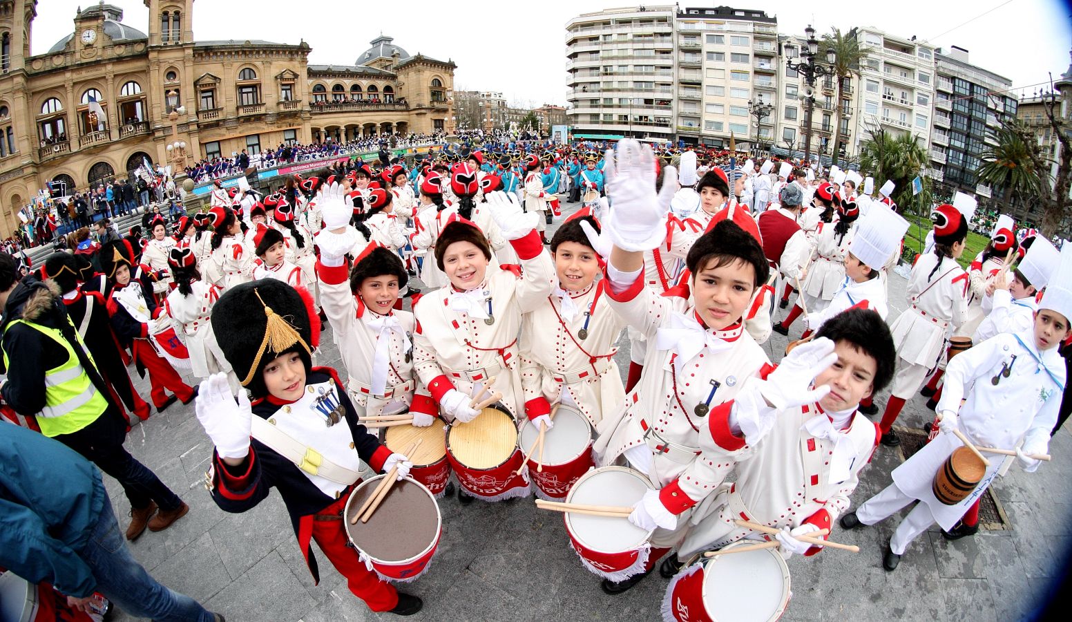 Casi 5.000 niños han desfilado por el centro de San Sebastián al son de la música de Sarriegui