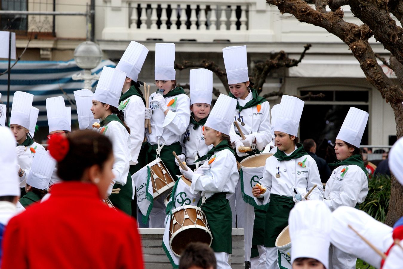 Casi 5.000 niños han desfilado por el centro de San Sebastián al son de la música de Sarriegui