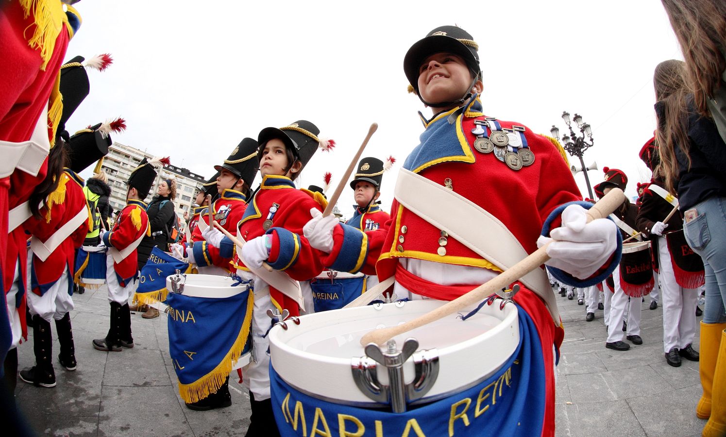 Casi 5.000 niños han desfilado por el centro de San Sebastián al son de la música de Sarriegui