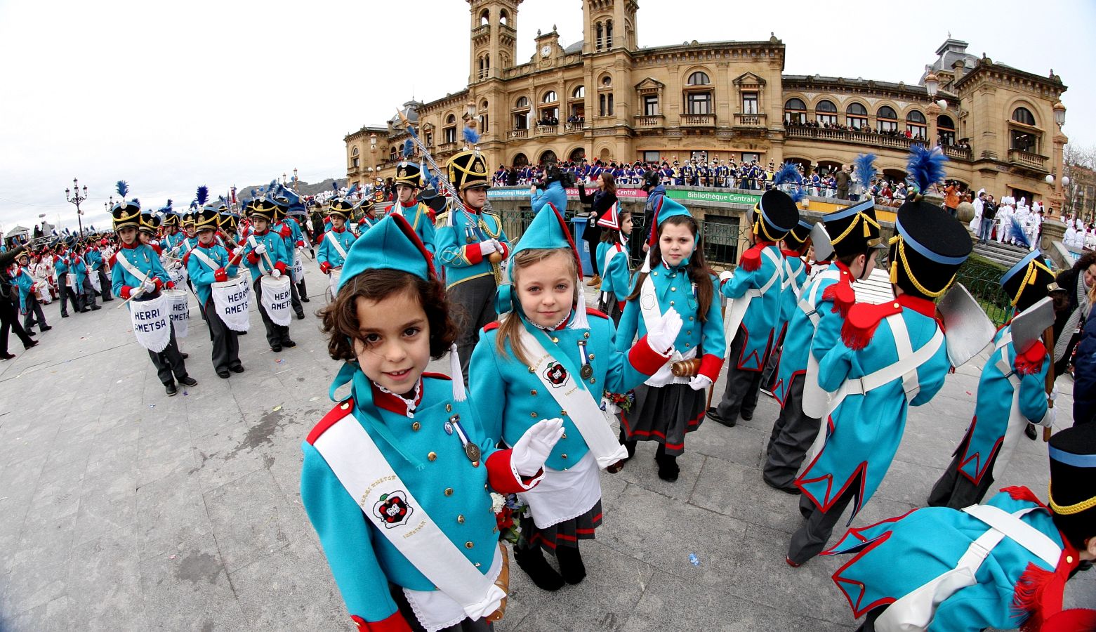 Casi 5.000 niños han desfilado por el centro de San Sebastián al son de la música de Sarriegui