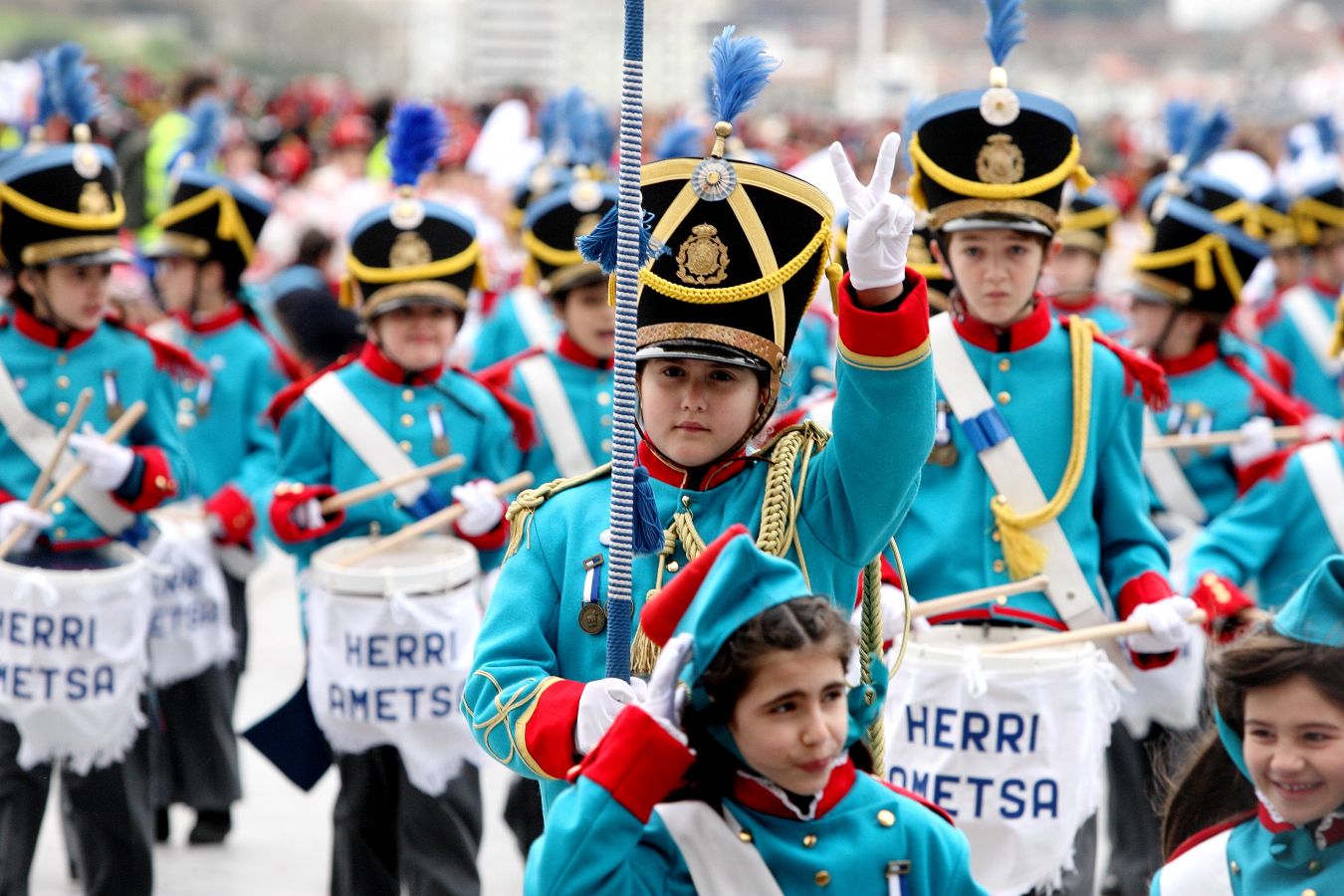 Casi 5.000 niños han desfilado por el centro de San Sebastián al son de la música de Sarriegui