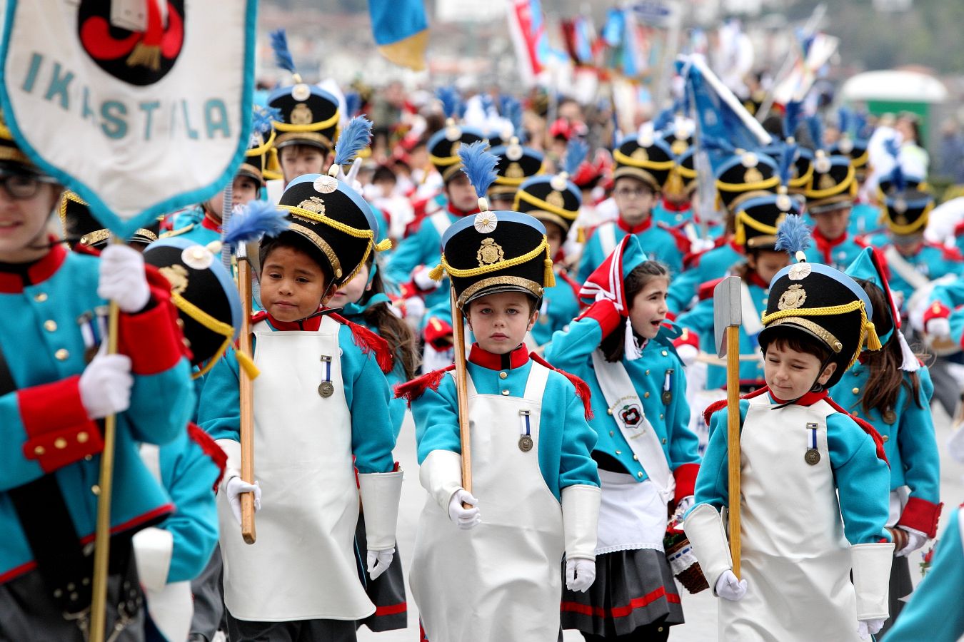 Casi 5.000 niños han desfilado por el centro de San Sebastián al son de la música de Sarriegui