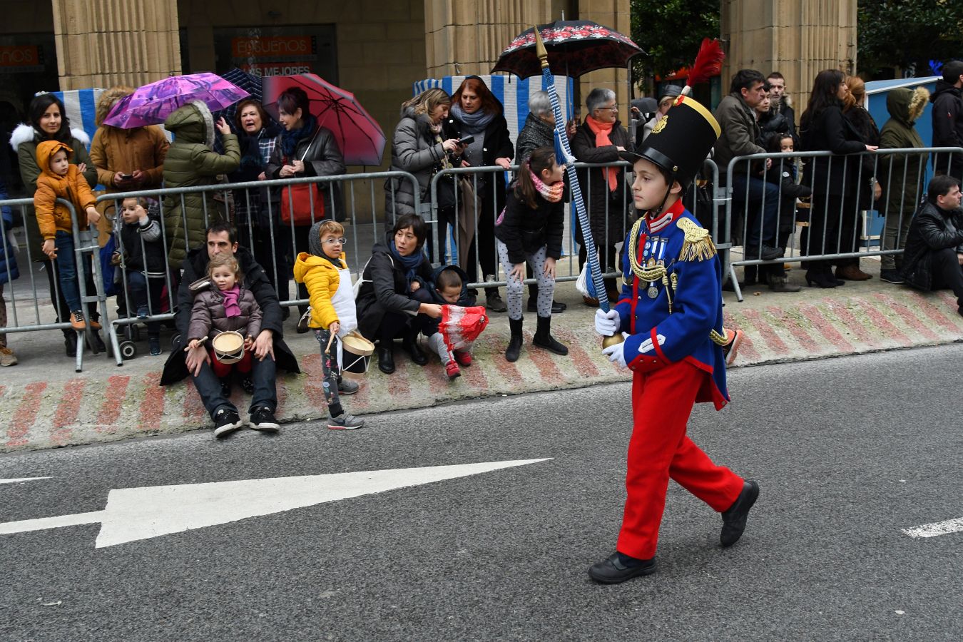 Casi 5.000 niños han desfilado por el centro de San Sebastián al son de la música de Sarriegui