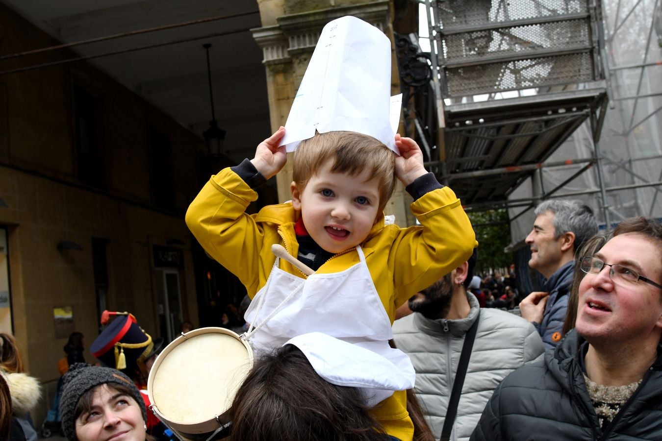 Casi 5.000 niños han desfilado por el centro de San Sebastián al son de la música de Sarriegui