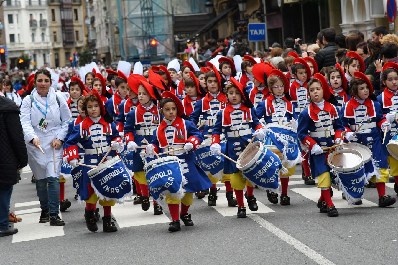 Casi 5.000 niños han desfilado por el centro de San Sebastián al son de la música de Sarriegui