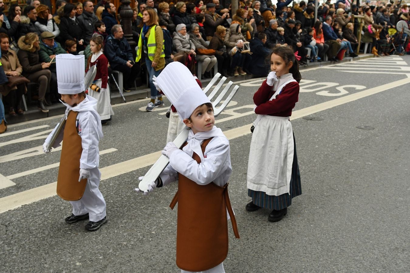 Casi 5.000 niños han desfilado por el centro de San Sebastián al son de la música de Sarriegui