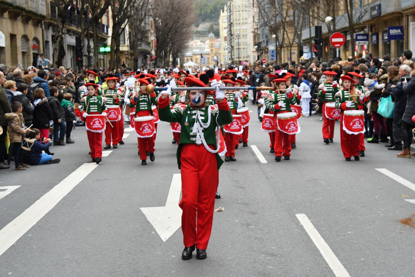 Casi 5.000 niños han desfilado por el centro de San Sebastián al son de la música de Sarriegui