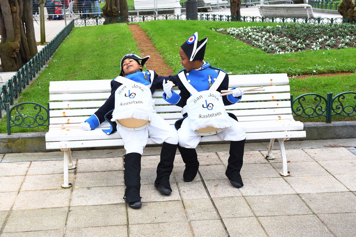 Casi 5.000 niños han desfilado por el centro de San Sebastián al son de la música de Sarriegui