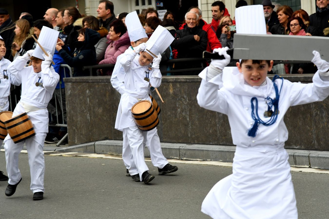 Casi 5.000 niños han desfilado por el centro de San Sebastián al son de la música de Sarriegui