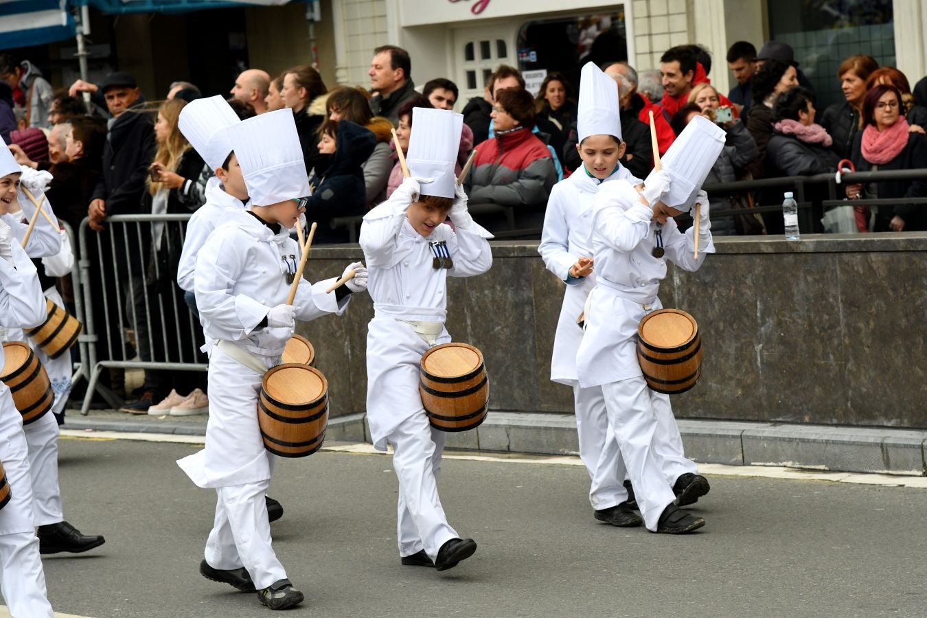 Casi 5.000 niños han desfilado por el centro de San Sebastián al son de la música de Sarriegui