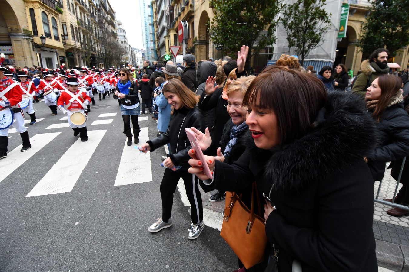 Casi 5.000 niños han desfilado por el centro de San Sebastián al son de la música de Sarriegui