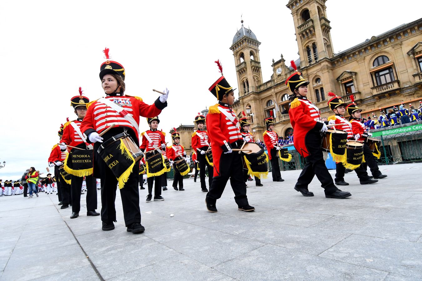 Casi 5.000 niños han desfilado por el centro de San Sebastián al son de la música de Sarriegui