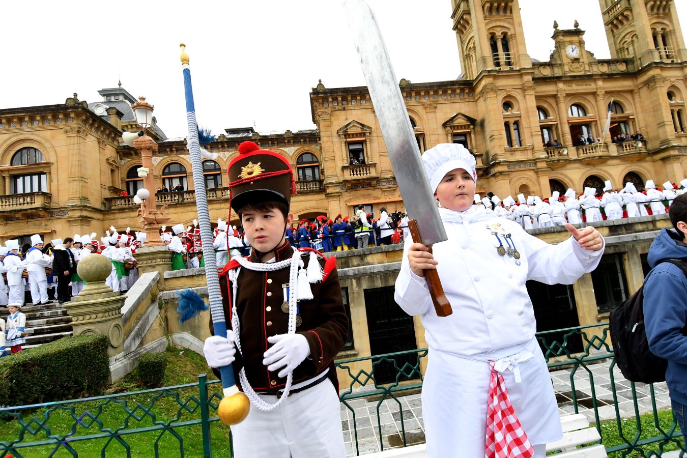 Casi 5.000 niños han desfilado por el centro de San Sebastián al son de la música de Sarriegui