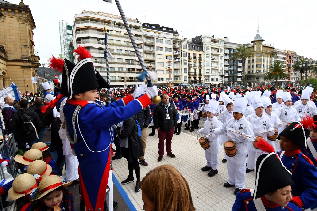 Casi 5.000 niños han desfilado por el centro de San Sebastián al son de la música de Sarriegui