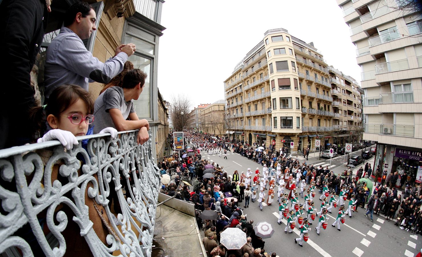 Casi 5.000 niños han desfilado por el centro de San Sebastián al son de la música de Sarriegui