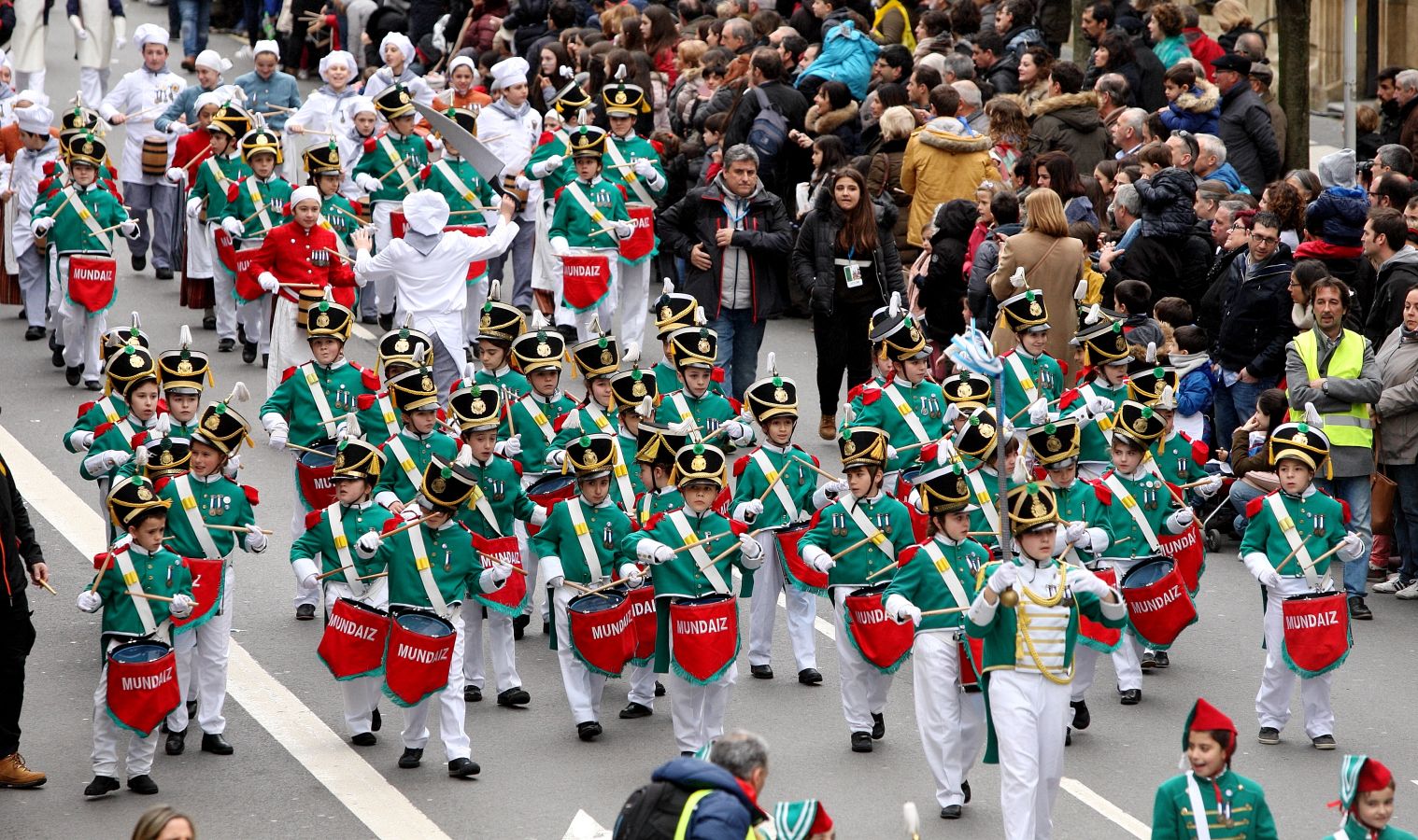 Casi 5.000 niños han desfilado por el centro de San Sebastián al son de la música de Sarriegui