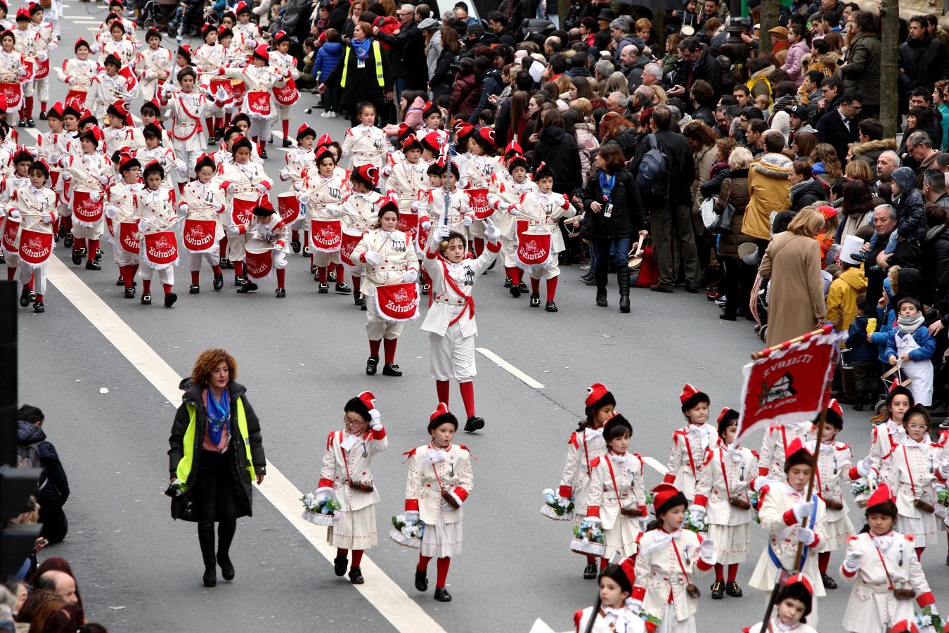 Casi 5.000 niños han desfilado por el centro de San Sebastián al son de la música de Sarriegui