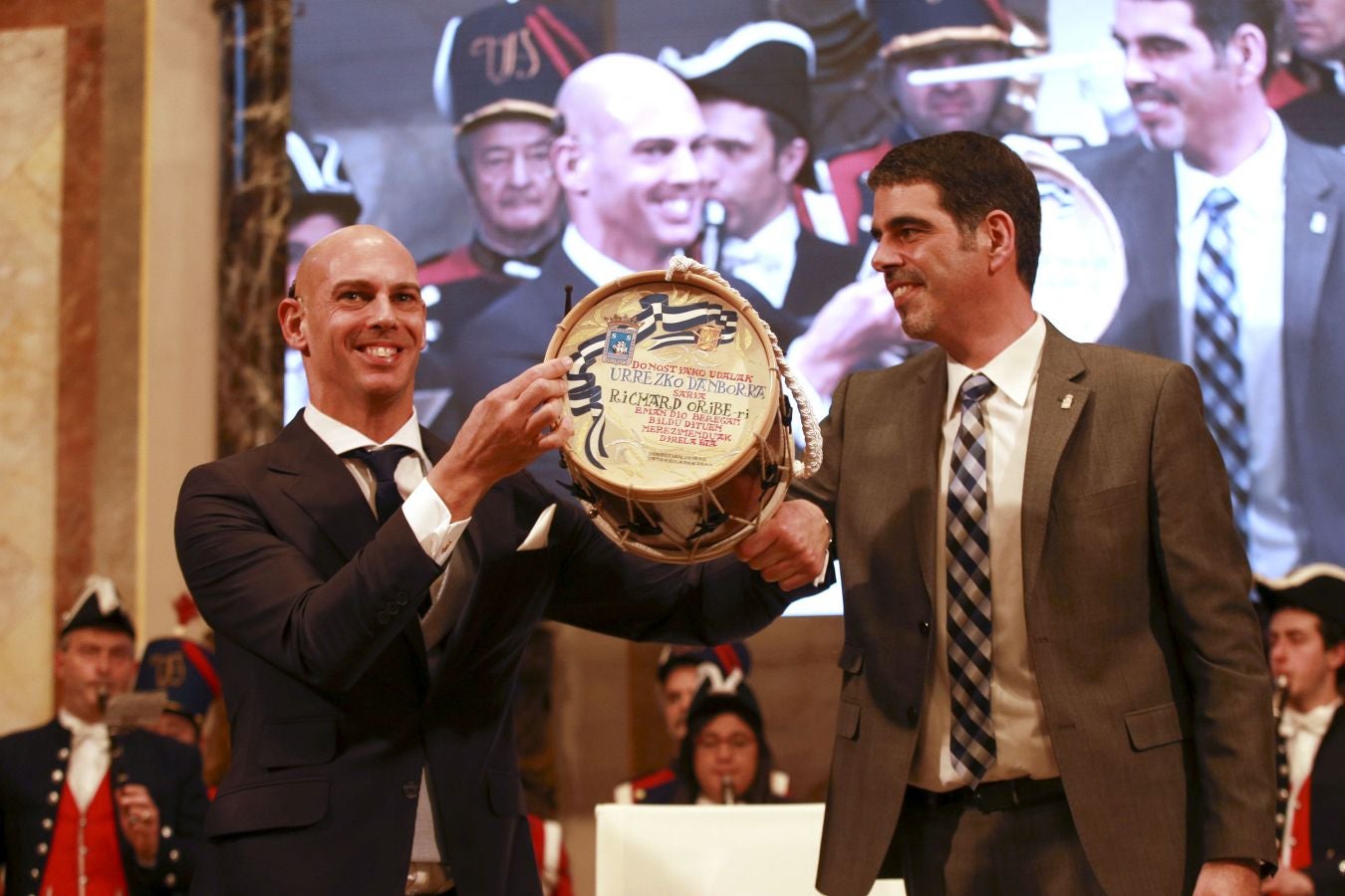 El deportista paralímpico ve cumplido su sueño de hacerse con el máximo galardón de la ciudad en una ceremonia llena de emoción