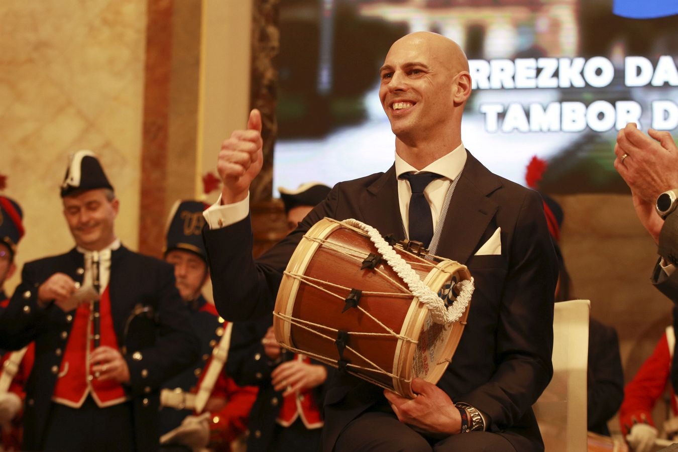 El deportista paralímpico ve cumplido su sueño de hacerse con el máximo galardón de la ciudad en una ceremonia llena de emoción