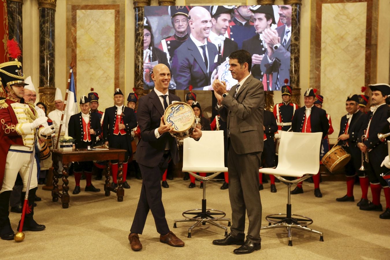 El deportista paralímpico ve cumplido su sueño de hacerse con el máximo galardón de la ciudad en una ceremonia llena de emoción