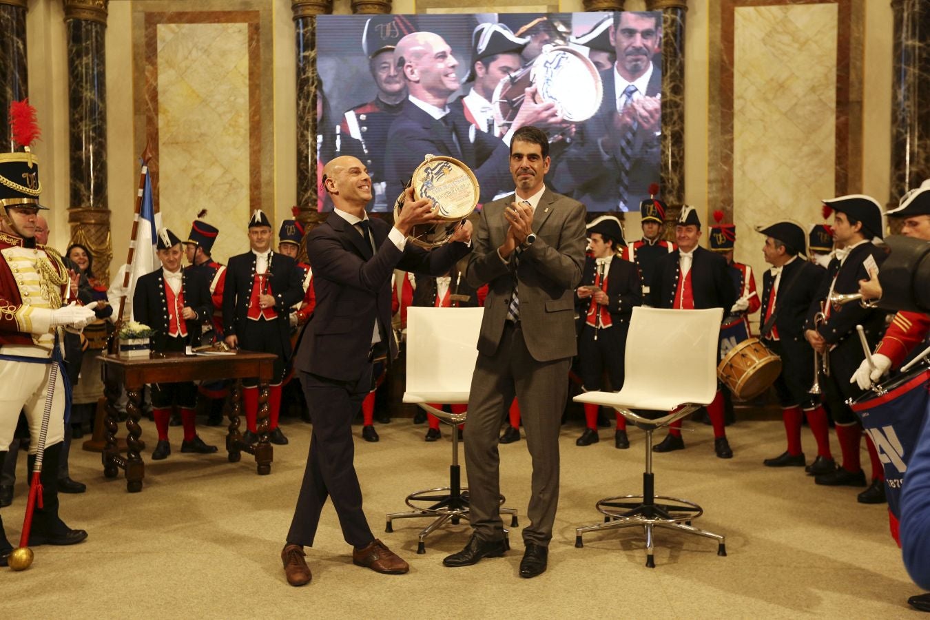 El deportista paralímpico ve cumplido su sueño de hacerse con el máximo galardón de la ciudad en una ceremonia llena de emoción