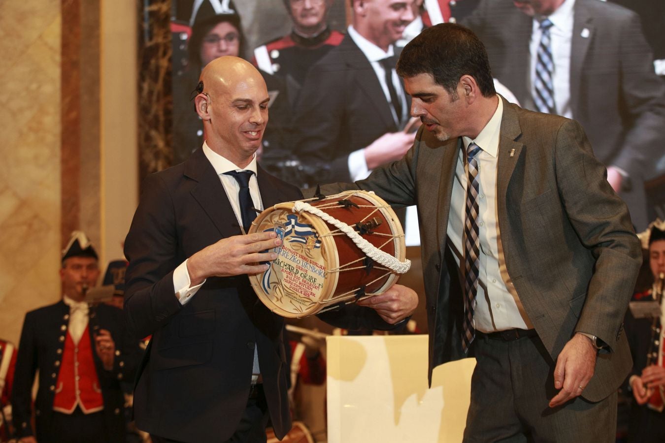 El deportista paralímpico ve cumplido su sueño de hacerse con el máximo galardón de la ciudad en una ceremonia llena de emoción