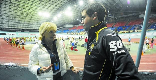 Sabia nueva. Coro Fuentes intercambia impresiones con Asier Linazasoro durante una competición en el velódromo de Anoeta. 