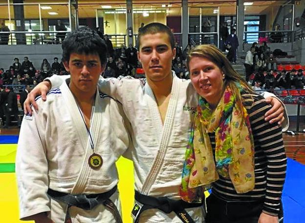 Judokas. Felipe Maleta, Aaron Ueda y María Clavero.