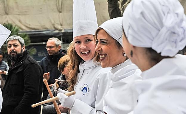Participantes en la tamborrada de Sheshenarena.