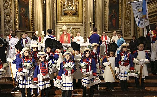 Los niños de Euskal Billera en la misa de Santa Maria que ha oficiado el obispo.