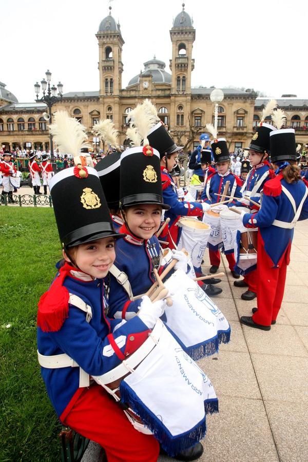 Casi 5.000 niños han desfilado por el centro de San Sebastián al son de la música de Sarriegui