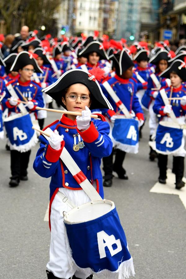 Casi 5.000 niños han desfilado por el centro de San Sebastián al son de la música de Sarriegui