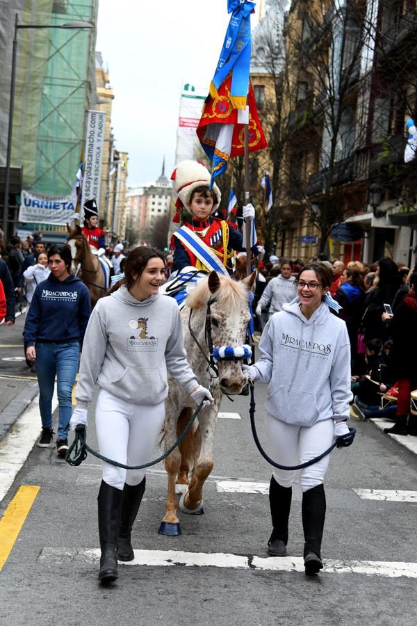 Casi 5.000 niños han desfilado por el centro de San Sebastián al son de la música de Sarriegui