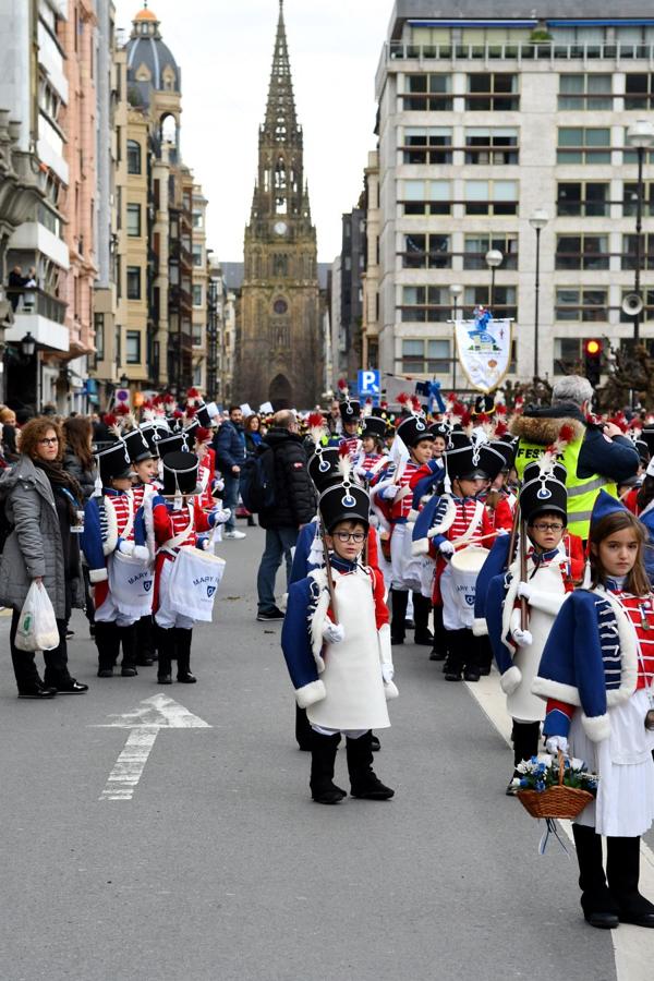Casi 5.000 niños han desfilado por el centro de San Sebastián al son de la música de Sarriegui