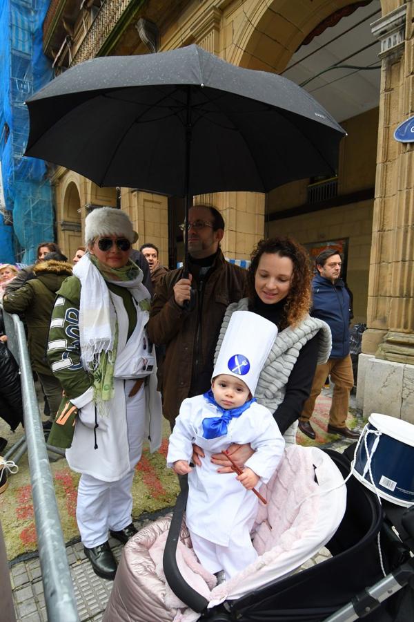 Casi 5.000 niños han desfilado por el centro de San Sebastián al son de la música de Sarriegui