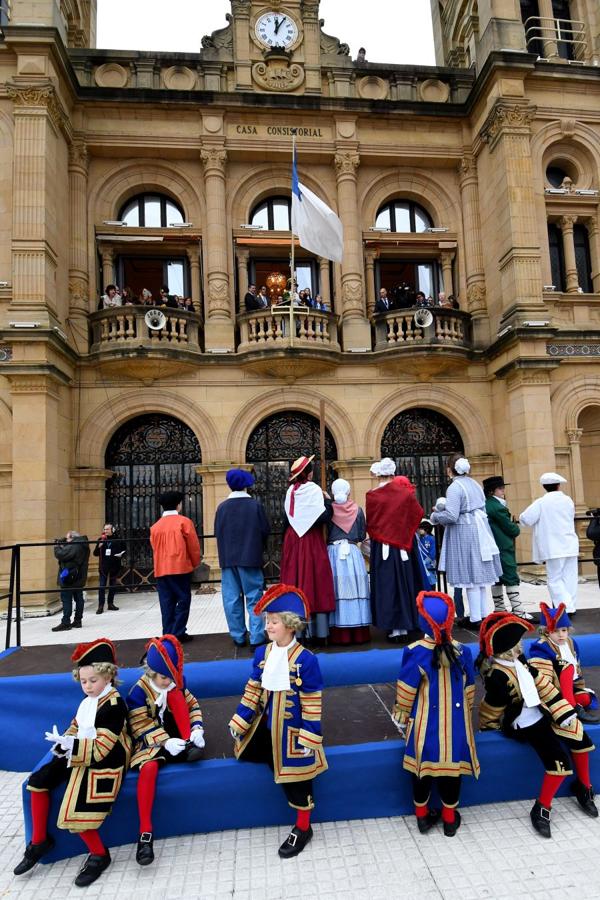 Casi 5.000 niños han desfilado por el centro de San Sebastián al son de la música de Sarriegui