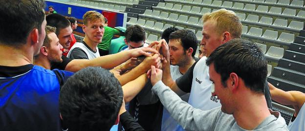 A por todas. La plantilla del Delteco Gipuzkoa Basket se saluda al término del entrenamiento en el Gasca.