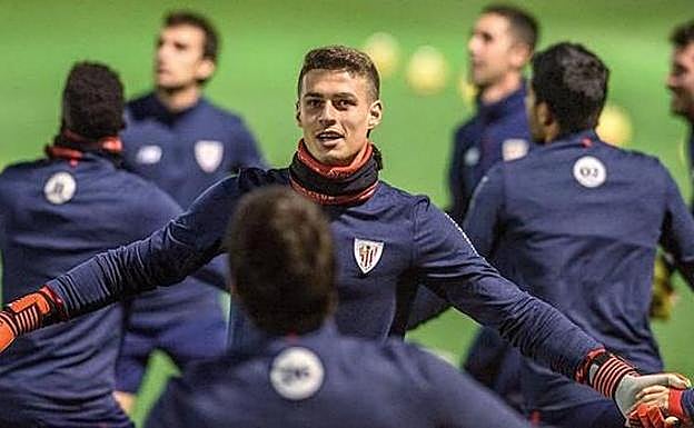 Kepa Arrizabalaga, sonriente en un entrenamiento en Lezama.